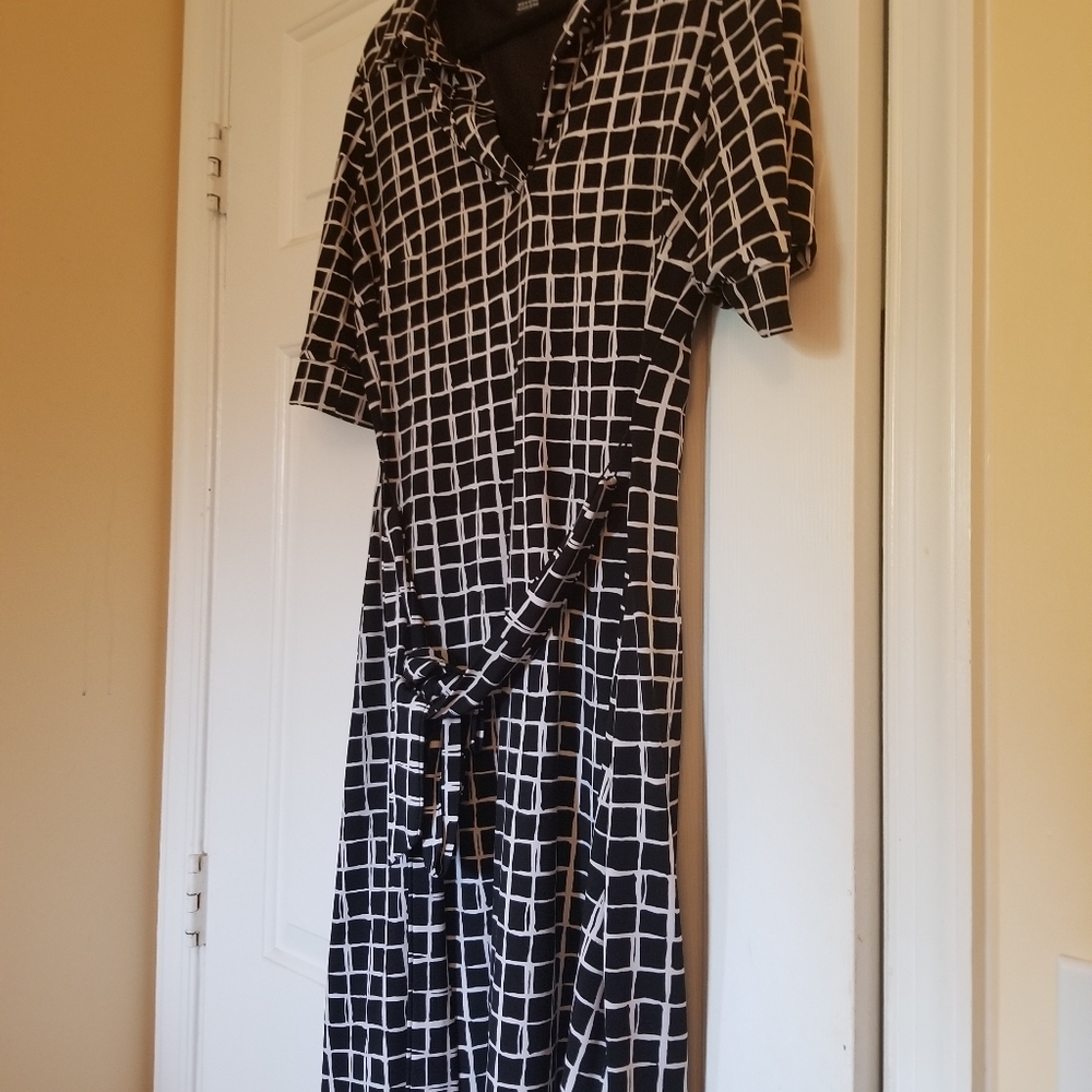 BUNDLE AND SAVE! 20% ON 3 DRESSES! Beautiful black and white dress